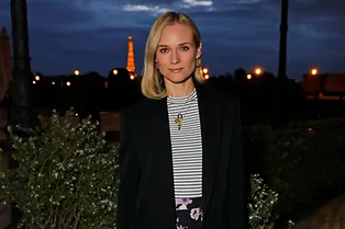 Диана Крюгер в тельняшке с «цветочными» брюками в Париже