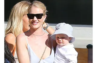 Платье-комбинация и сандалии: Роузи Хантингтон-Уайтли на прогулке с сыном Джеком