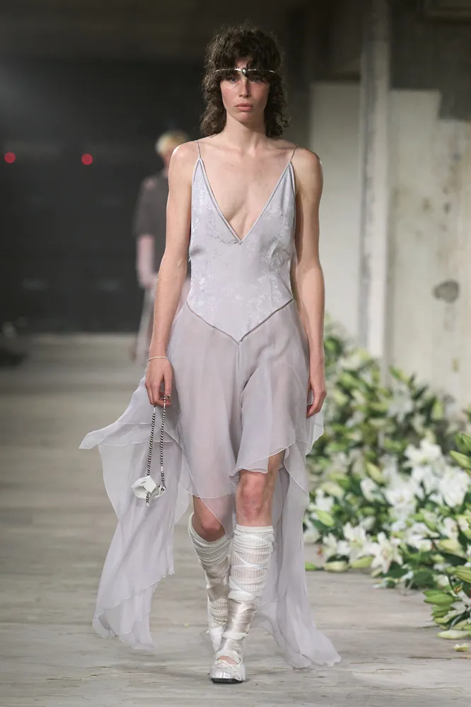 Ann Demeulemeester весна-лето 2025 Ann Demeulemeester весна-лето 2025
