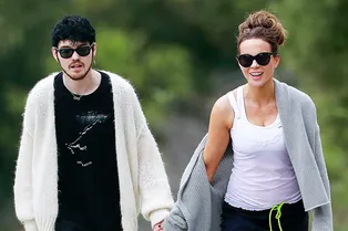 У всех изоляция, а у Кейт Бекинсейл новый роман. Бойфренд на 24 года младше нее