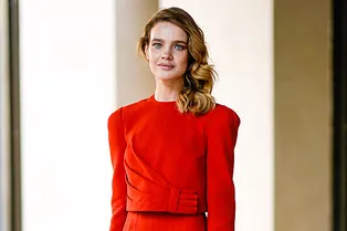 Наталья Водянова в необычном ярко-красном костюме в Париже