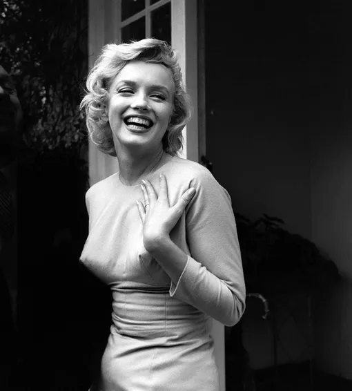 Мэрилин Монро в своем поместье Парксайд-хауз в Энглфилд-грин, 1956 год Мэрилин Монро в своем поместье Парксайд-хауз в Энглфилд-грин, 1956 год