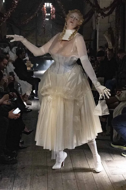 Гвендолин Кристи на показе Maison Margiela Artisanal весна-лето 2024