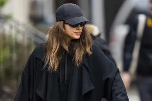 Будни мамы: Ирина Шейк в тотал-блэк на прогулке с дочкой Леей