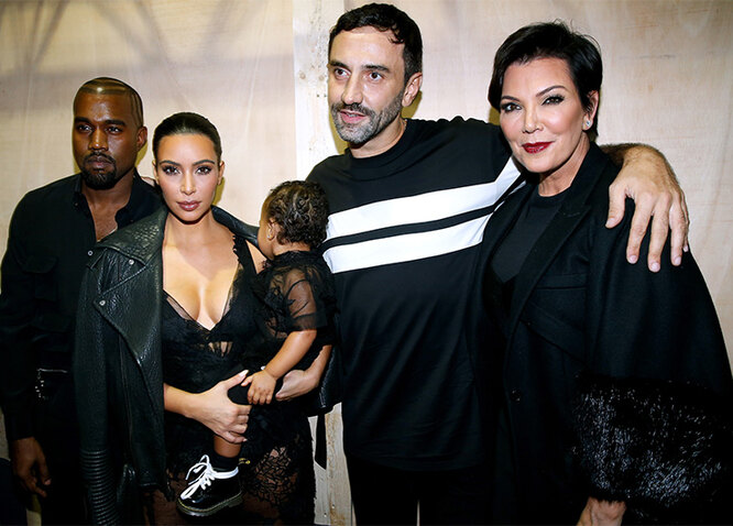 Канье Уэст, Ким Кардашьян, Норт Уэст, Риккардо Тиши и Крис Дженнер во время показа Givenchy весна-лето 2015