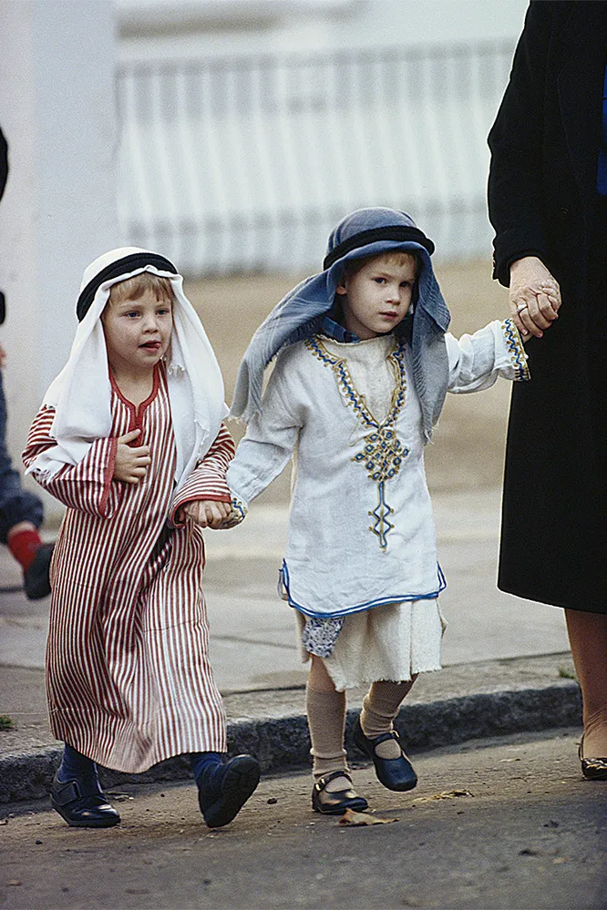 Принц Гарри в костюме пастуха для рождественского спектакля в школе, 1988 год