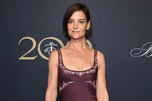 39-летняя Кэти Холмс продемонстрировала идеальную фигуру в облегающем платье Zac Posen