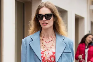 Цветочное мини и кроссовки: Наталья Водянова в Каннах