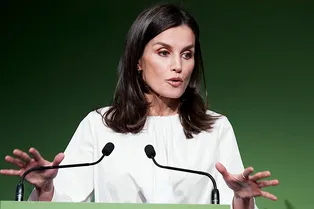 Королева Летиция в белой блузке в стиле 80-х и кожаной юбке солнце выступила на форуме в Мадриде