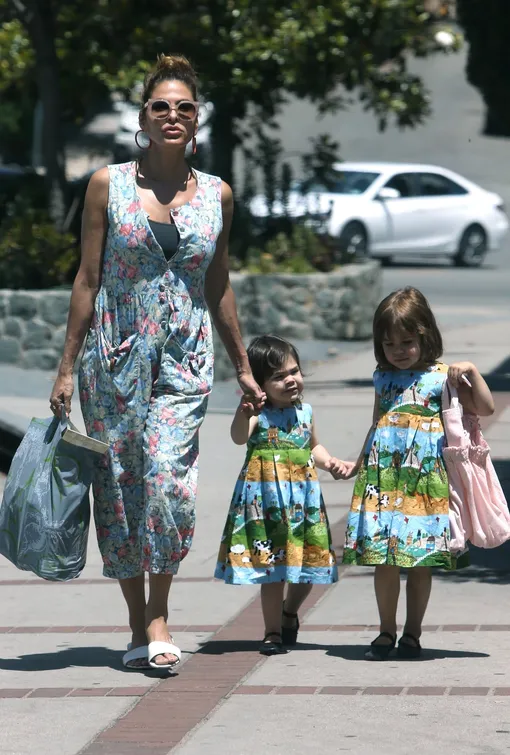 Ева Мендес с дочерьми, 9 июня 2018 года