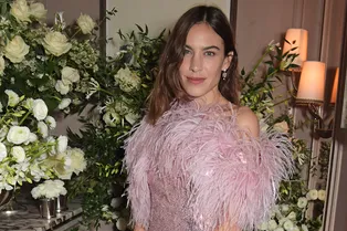 В мини, как у Алексы Чанг, неизбежно стать звездой новогодней вечеринки