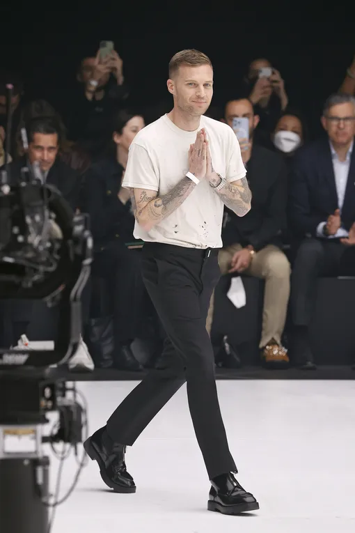 Мэттью Уильямс в финале показа Givenchy весна-лето 2023 Мэттью Уильямс в финале показа Givenchy весна-лето 2023