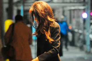 Белая юбка, черное пальто и леопардовая сумка: Амаль Клуни в Нью-Йорке