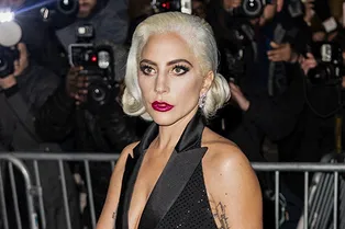 Голливудская классика: Леди Гага в блестящем платье-смокинге Ralph Lauren