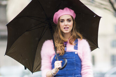 Леди дождя: учимся у звезд стритстайла оставаться иконой стиля даже под зонтом