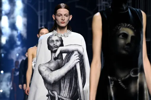 Финал показа Fendi Haute Couture весна-лето 2022 Финал показа Fendi Haute Couture весна-лето 2022