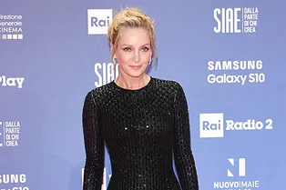 48-летняя Ума Турман подчеркнула точеную фигуру облегающим платьем