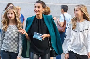 В кожаных скинни и без каблуков: королева Летиция отошла от привычного дресс-кода