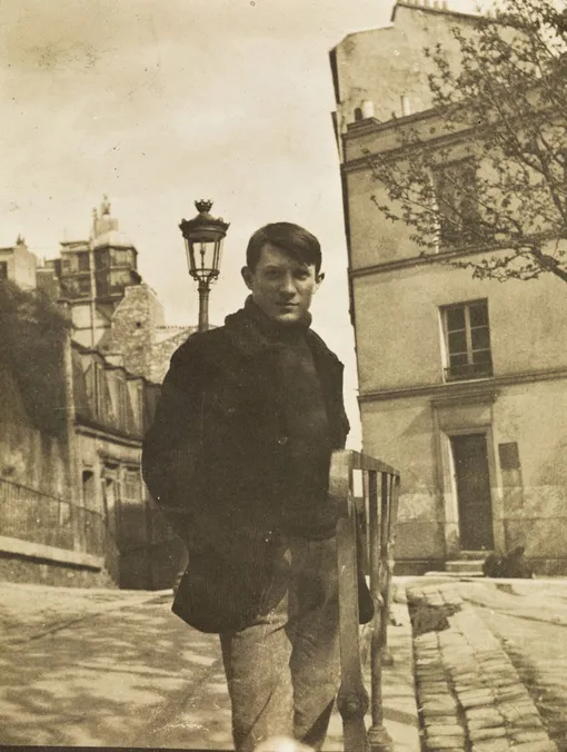 Пикассо на улице Равиньян, Монмартр. 1904 год Пикассо на улице Равиньян, Монмартр. 1904 год
