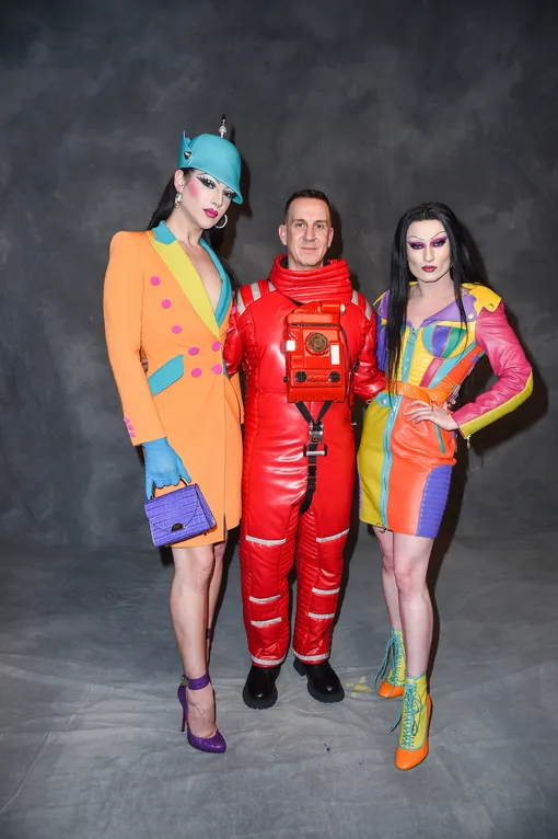 Дрэг-квин Violet Chachki и Gottmik с Джереми Скоттом на показе Moschino, 2022 Дрэг-квин Violet Chachki и Gottmik с Джереми Скоттом на показе Moschino, 2022