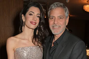 Как статуэтка: Амаль Клуни поддержала супруга на премьере «Уловки-22»