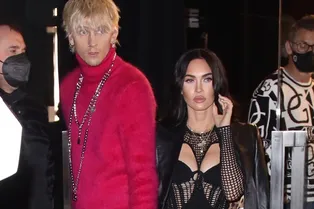 Прозрачное платье-сетка и кожаное пальто с леопардовым подкладом — очень смелая невеста Меган Фокс в Милане