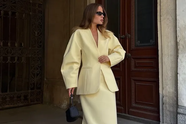 5 модных костюмов с юбкой, которые красиво подчеркнут фигуру