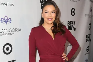 В платье главного осеннего оттенка и с ослепительной улыбкой: Ева Лонгория на ужине своего фонда