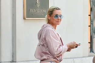 54-летняя мать Беллы и Джиджи Хадид продемонстрировала идеальные ноги в микрошортах