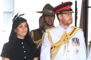 Меган Маркл в платье Emilia Wickstead и принц Гарри на открытии мемориала в Сиднее