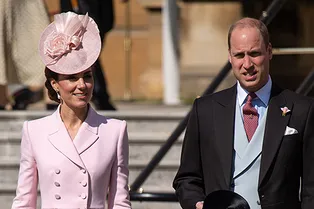 Английская роза: Кейт Миддлтон в Alexander McQueen и принц Уильям в Букингемском дворце