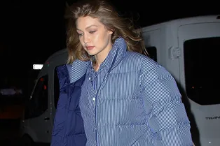 Джиджи Хадид подбирает пуховик под рубашку