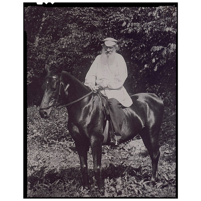 Лев Толстой верхом в окрестностях Ясной Поляны, 1908 год Лев Толстой верхом в окрестностях Ясной Поляны, 1908 год