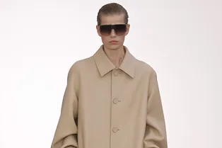 Весной-2026 вам понадобится кожаное пальто, но обязательно с этой деталью