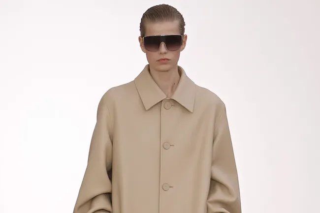 Весной-2026 вам понадобится кожаное пальто, но обязательно с этой деталью