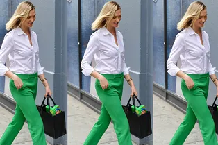 Сочетайте ярко-зеленые брюки с белой сорочкой, как Карли Клосс