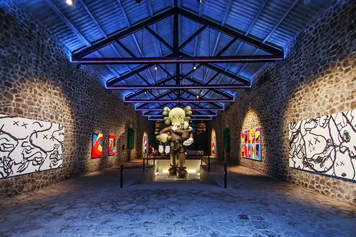 Выставка KAWS на побережье Ибицы Выставка KAWS на побережье Ибицы