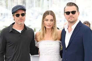 Марго Робби, Леонардо ДиКаприо и Брэд Питт на фотоколле фильма «Однажды в Голливуде»