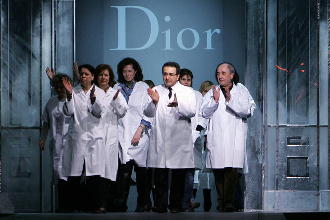 Сотрудники модного дома Christian Dior приветствуют публику в конце показа коллекции Dior осень-зима 2012 в Париже после увольнения Джона Гальяно, 2011 год Сотрудники модного дома Christian Dior приветствуют публику в конце показа коллекции Dior осень-зима 2012 в Париже после увольнения Джона Гальяно, 2011 год