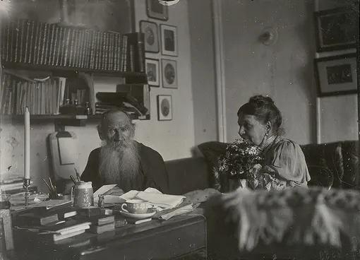 Лев Николаевич с женой Софьей Андреевной в Ясной Поляне, 1910 год