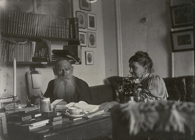 Лев Николаевич с женой Софьей Андреевной в Ясной Поляне, 1910 год Лев Николаевич с женой Софьей Андреевной в Ясной Поляне, 1910 год