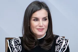 Свитер с вышивкой и кюлоты: деловой образ королевы Летиции