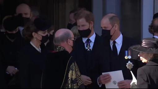 Кейт Миддлтон, принц Гарри и принц Уильям на похоронах принца Филиппа