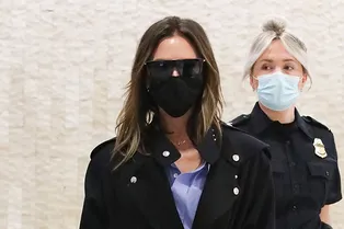 Базовые вещи никогда не подводят: Виктория Бекхэм в клетчатых брюках и черном плаще