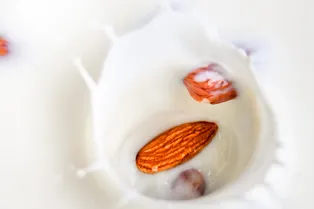 Чем опасно миндальное молоко