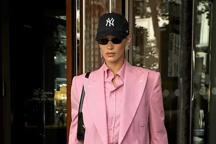 Розовый жакет и джинсы, заправленные в «армейские» ботинки: Белла Хадид в Париже