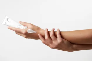 Маска с розой, антивозрастной крем для рук и другие бьюти-новинки