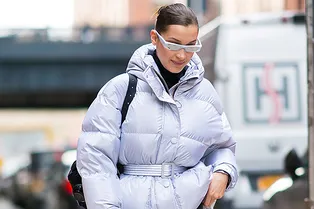 Белла Хадид нашла идеальный лавандовый пуховик на холодную весну