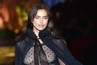 Все взгляды только на нее: Ирина Шейк в прозрачном боди на показе нижнего белья Intimissimi