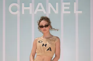 Лили-Роуз Депп, Тильда Суинтон и Каролин де Мегрэ на показе Chanel в Бангкоке